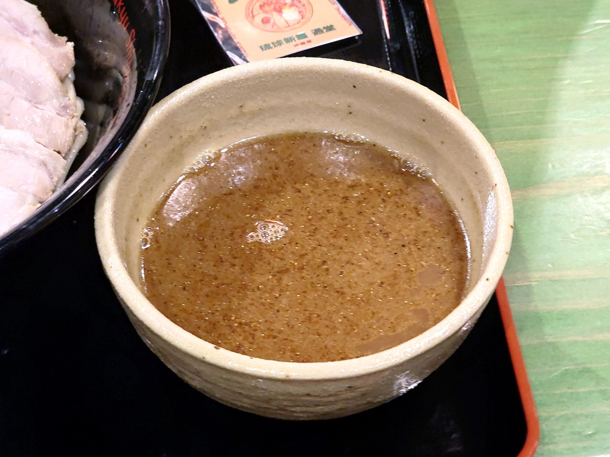 つけダレは「通堂」の二大スープ「おとこ味」と「おんな味」をブレンド