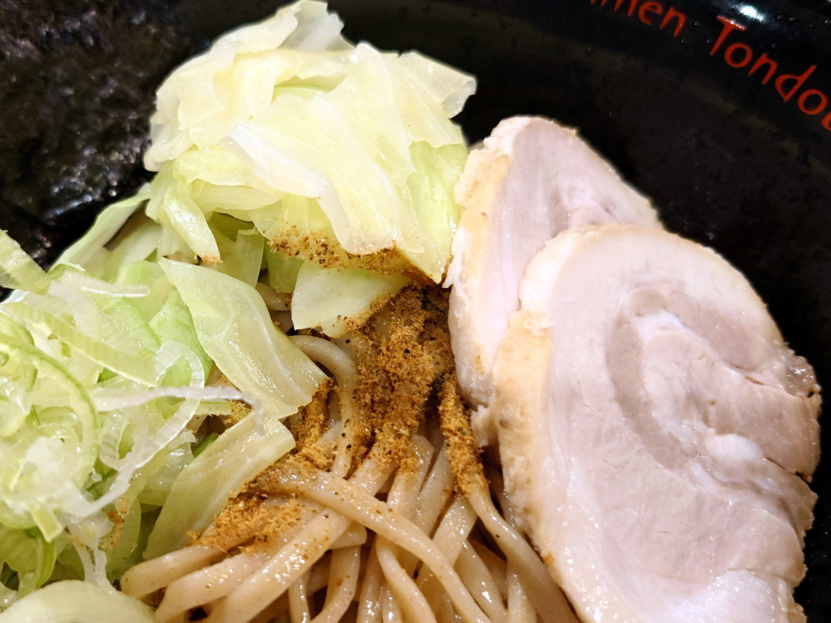 麺には節粉（魚粉）が振りかけてあります