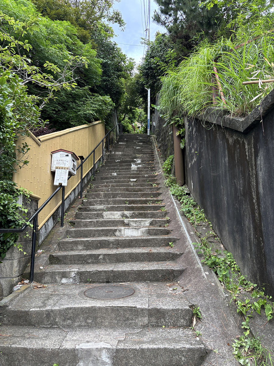 88段の急な階段を上がった先にある「鎌倉希望峰」