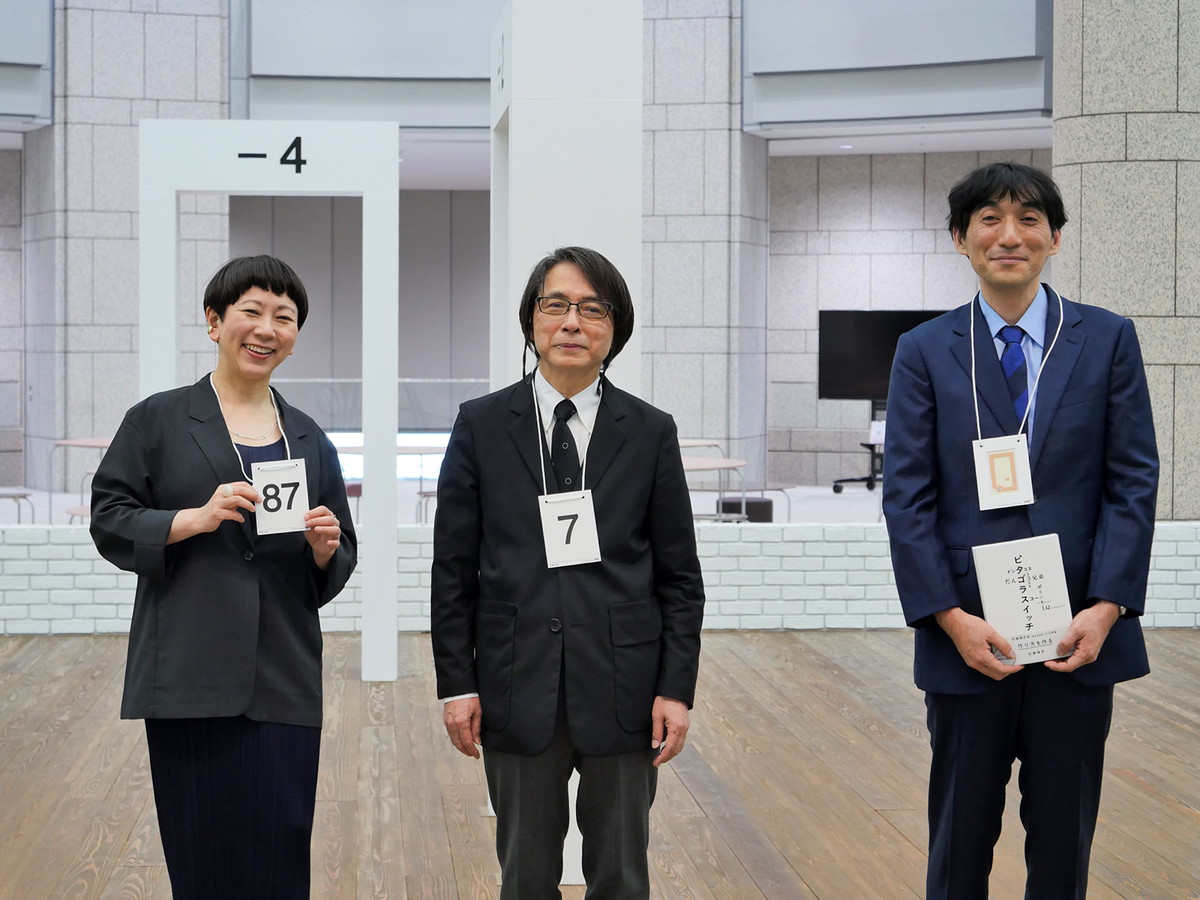左から、横浜美術館館長 蔵屋美香さん、佐藤雅彦さん、横浜美術館主席学芸員／佐藤雅彦展企画 松永真太郎さん。グランドギャラリーに展示された作品、《計算の庭》（桐山孝司との共作）内にて