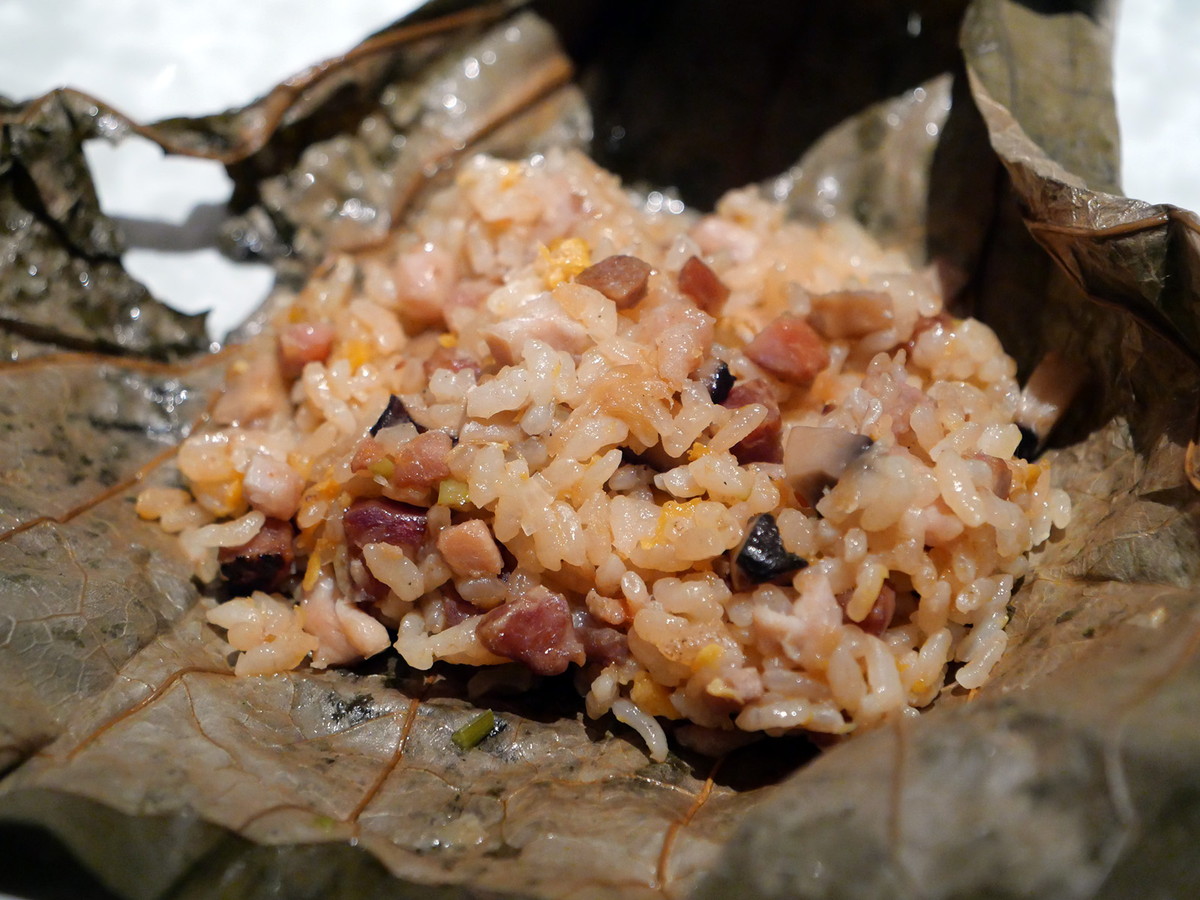 干し海老、腸詰、椎茸、鶏肉入り炒飯 蓮の葉包み