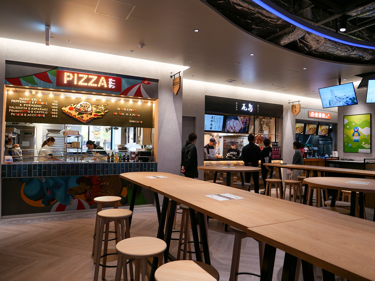 1階には9店舗の飲食店が並びます。コンコース席（80席）では9店舗のメニューをオーダーできます