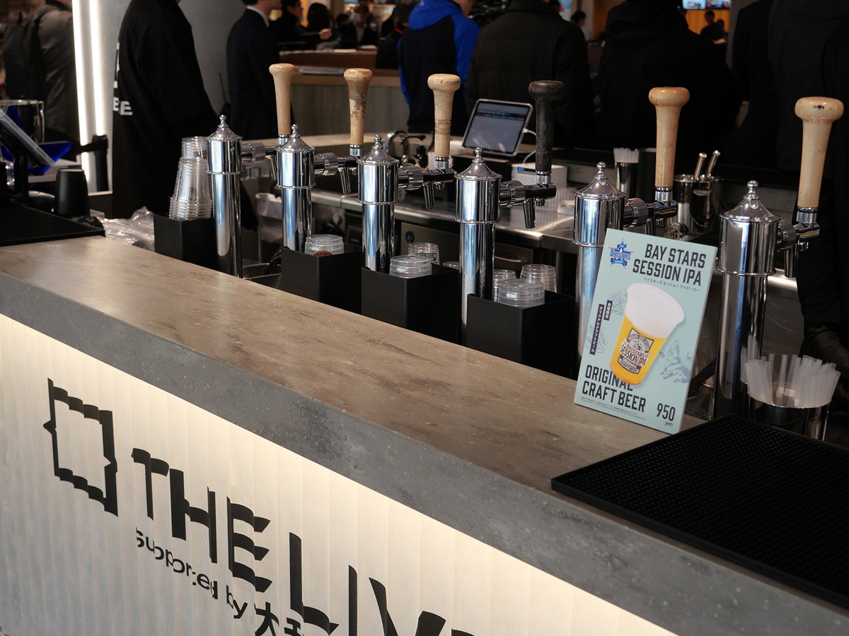 CENTRAL BAR……フロアの中心に位置するドリンク専門のカウンター。ベイスターズ・ラガーをはじめ、ここだけで楽しめる限定ビール、ワインやシャンパンまで多彩にラインアップ