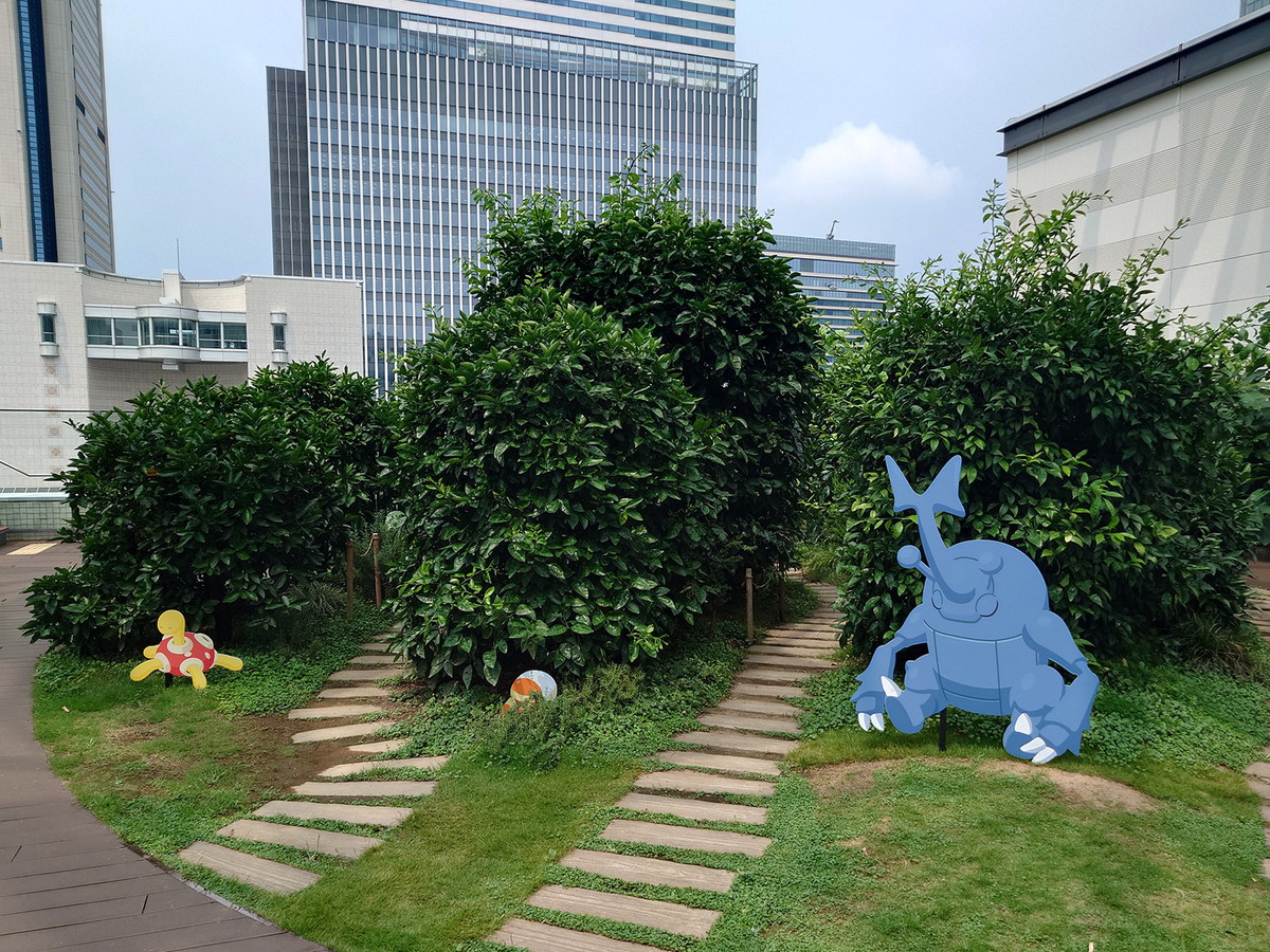 みんなの庭（5階）には、くさタイプ、むしタイプなどのポケモンがいます