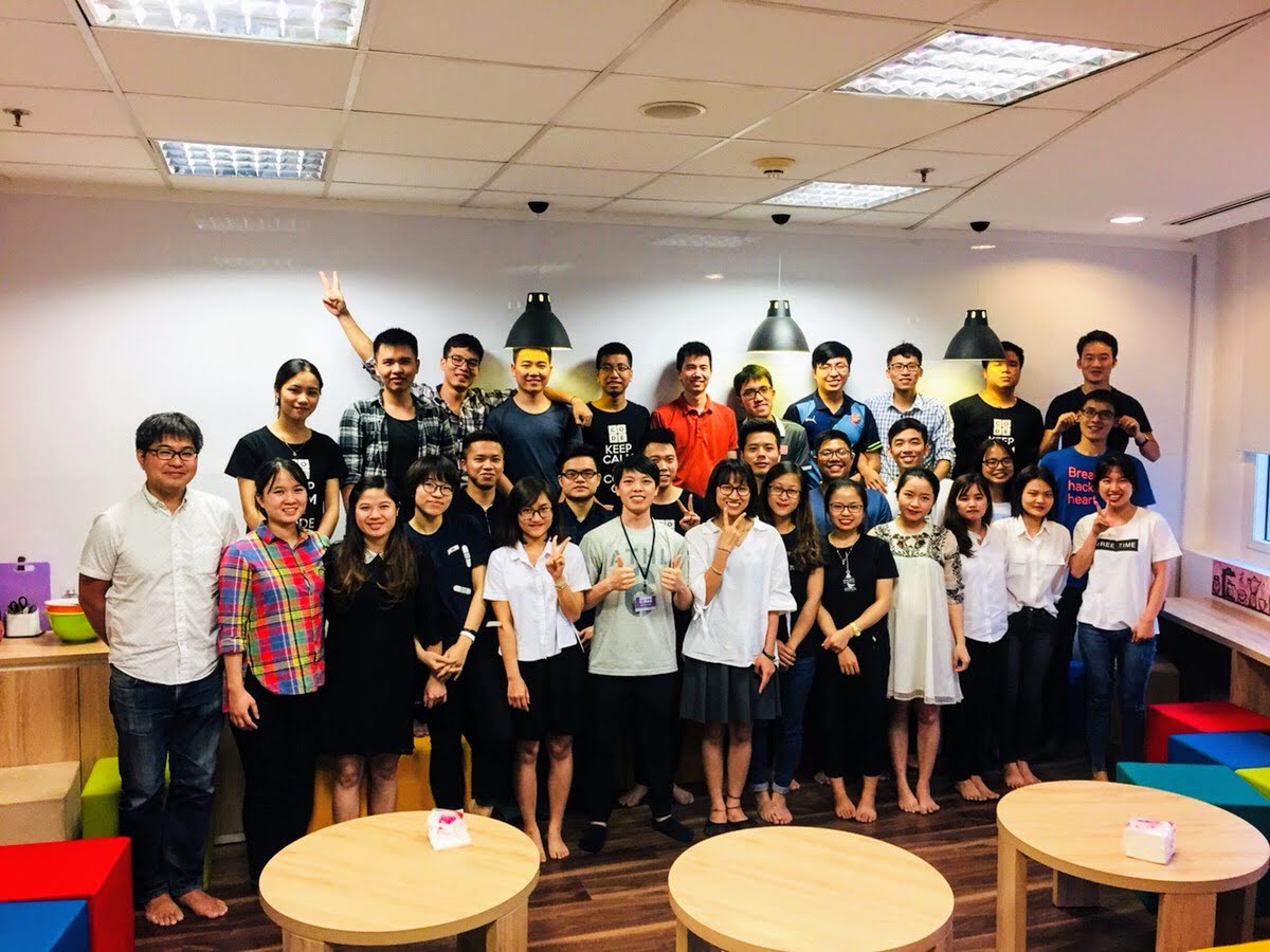 Ảnh chụp với các thành viên của Tribal Media House Technology Lab