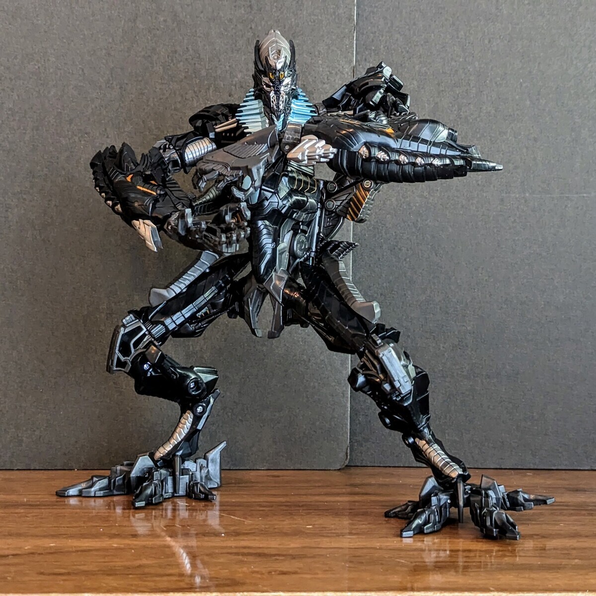 トランスフォーマースタジオシリーズ SS-100 フォーレン (2023) - 変圧