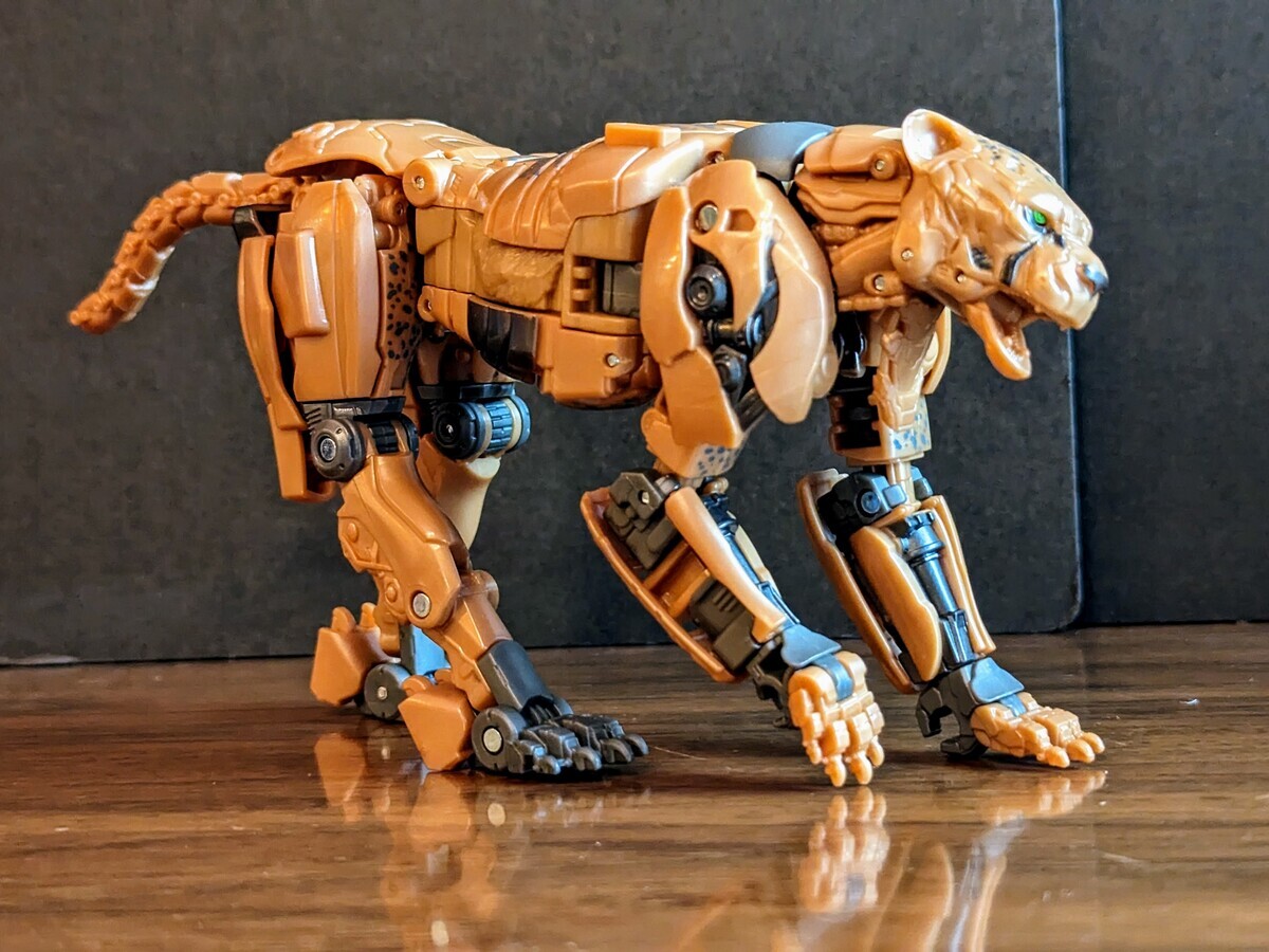ハズブロ トランスフォーマー スタジオシリーズ チーター US版 未開封 トランスフォーマー スタジオシリーズ SS-108 チーター で遊ぶ