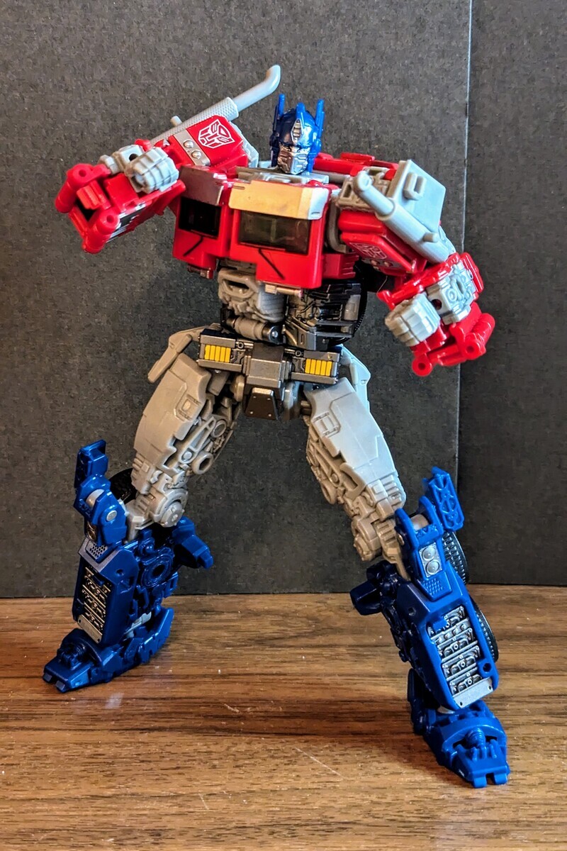 TRANSFORMERS BUZZWORTHY BUMBLEBEE STUDIO SERIES 102BB OPTIMUS