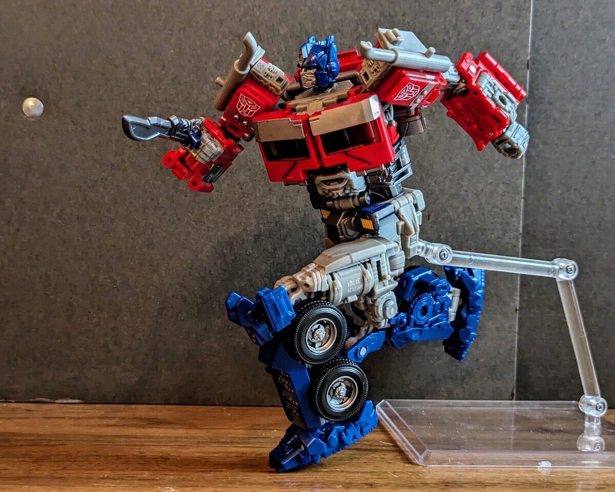 TRANSFORMERS BUZZWORTHY BUMBLEBEE STUDIO SERIES 102BB OPTIMUS