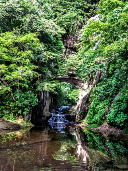 千葉県にある濃溝の滝、このスマホ用で縦長の画像のフルサイズを表示‐改変禁止ではてなフォトにあげました。