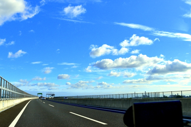 大型トラックの運転席は高い位置にあるから長距離運転も疲れない 小さな運送会社の元専務がトラック業界を謎解き