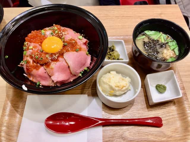 北海道キッチンyoshimi横浜ランドマークプラザ店でローストビーフ丼を食べてみた ゴリ課長の横浜グルメ 北海道キッチンyoshimi横浜ランドマークプラザ店でローストビーフ丼を食べてみた ゴリ課長の横浜グルメ