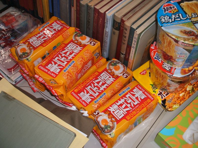 大学時代よく食べていた『東京拉麺』。院生室にはこのように常備され