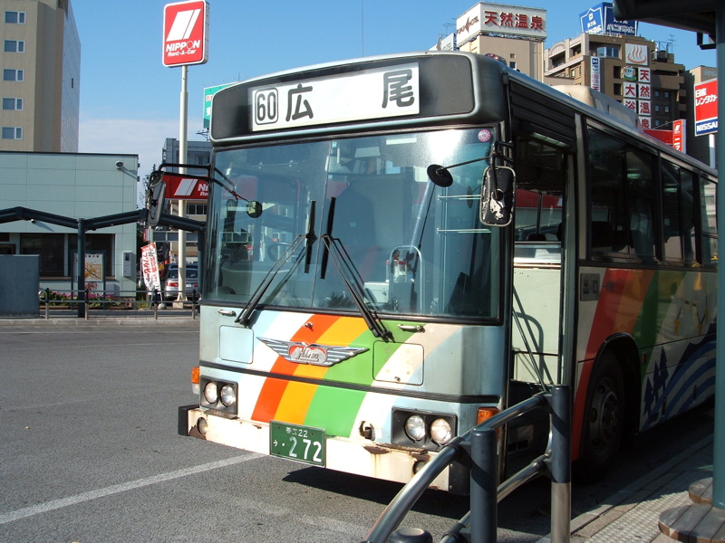  旧広尾線代替バス。バンパーの痛みが目立つ。