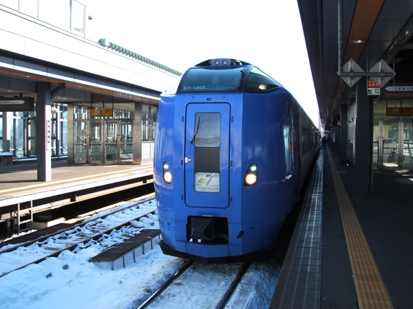  今日はヘッドライト点灯してました。帯広駅で折り返し準備中のキハ26