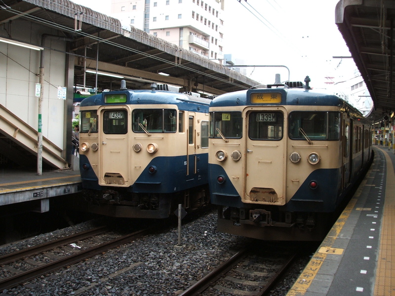 千葉駅に並ぶ113系