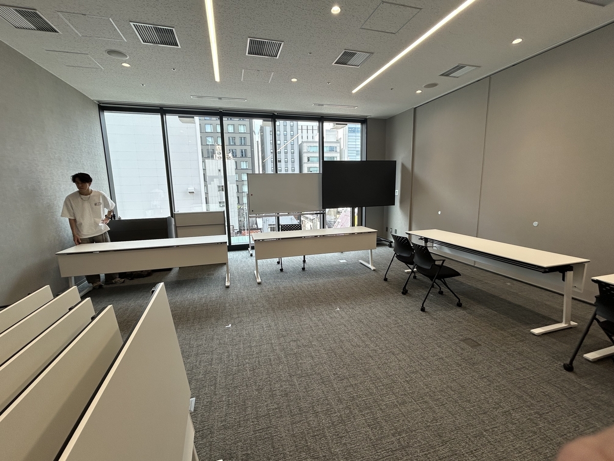 室内で横長のテーブルを移動している様子