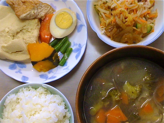 高野豆腐はさみ煮、タコキムチ和え、野菜スープ