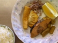 [ごはん]煮魚、油揚げアスパラ巻き、揚げ餃子、もやしのゆかり和え、グレープ
