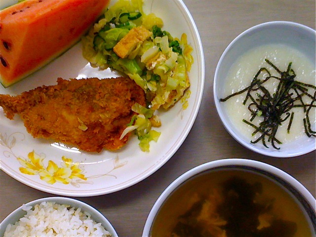 麦ごはん、とろろ汁、鯵の挟み揚げ、即席漬け、玉子スープ、スイカ