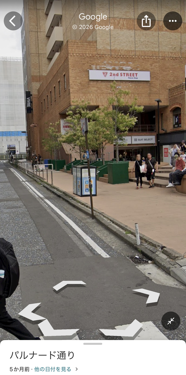 転倒した現場。横浜ビブレ横の通路を抜けた先にある、道路との境。段差が狭い幅で2段になっている。