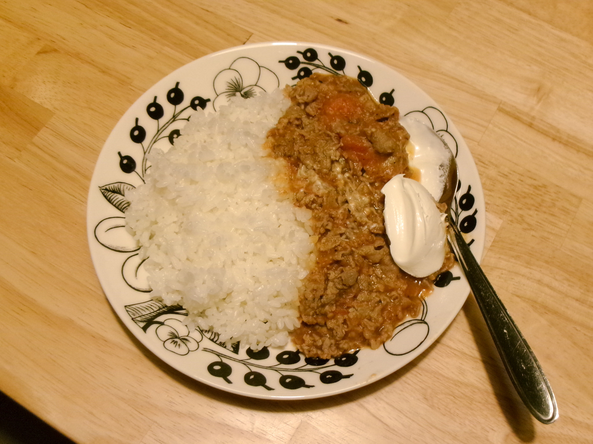 平野レミさんの「牛トマ」というレシピ。湯がいた牛肉とトマトとハーブを煮込み、上にサワークリームを載せたもの。
