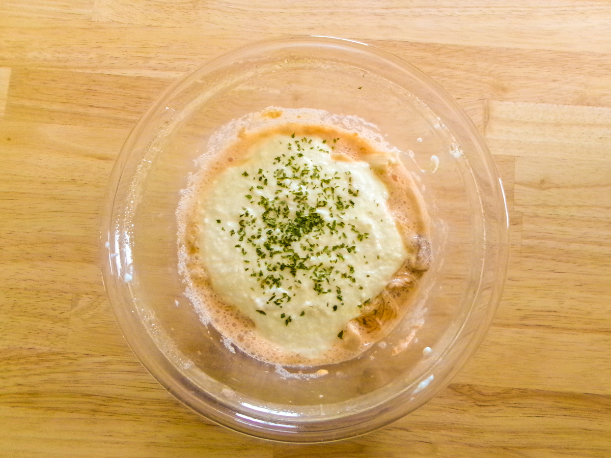 ロゼチーズ春雨。春雨の上に、コチュジャンで辛く味付けした豆乳スープがかかっている。その上にさらに、豆腐とチーズを混ぜてとろけさせたヘルシーチーズが乗っている。