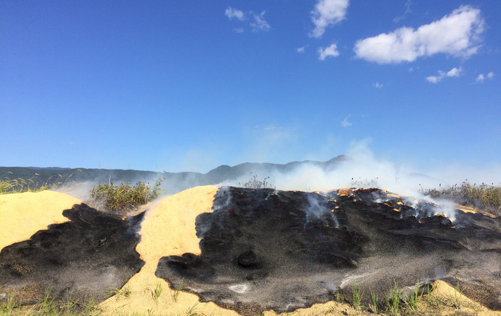 秋晴れにヌカ(籾殻)を焼く