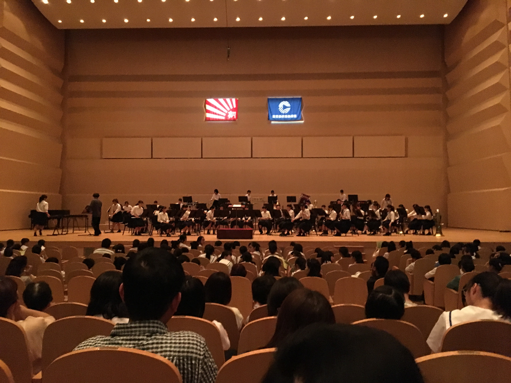 ステージはまだ準備中