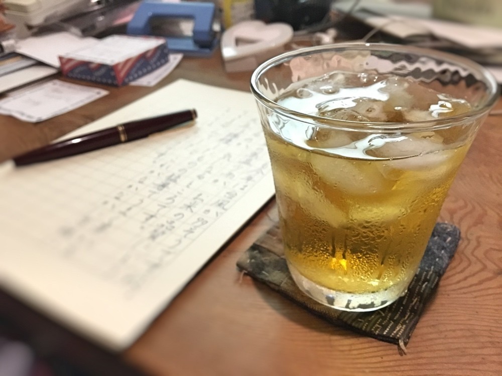ビールがなくなったので、冷たいお茶を飲む。初秋の真夜中である。