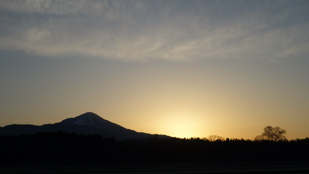 日の出直前の伊吹山2