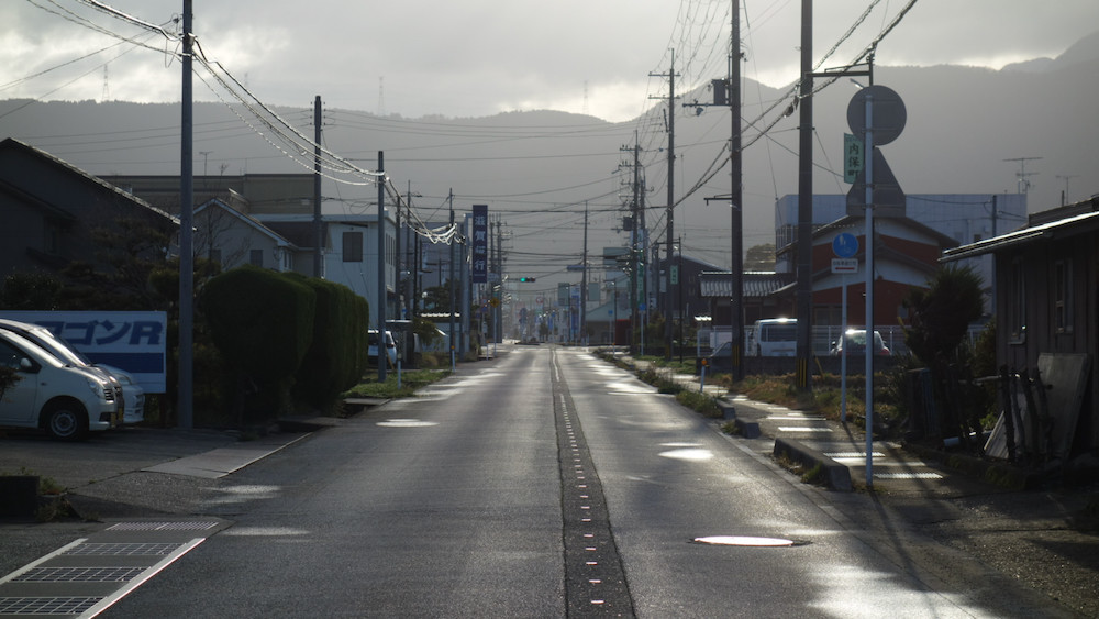 雨上がりの今朝の道路