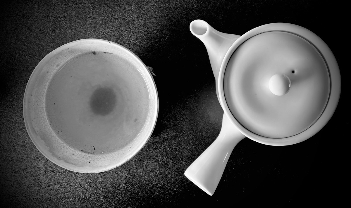 窓からの朝の光でお茶を淹れる。