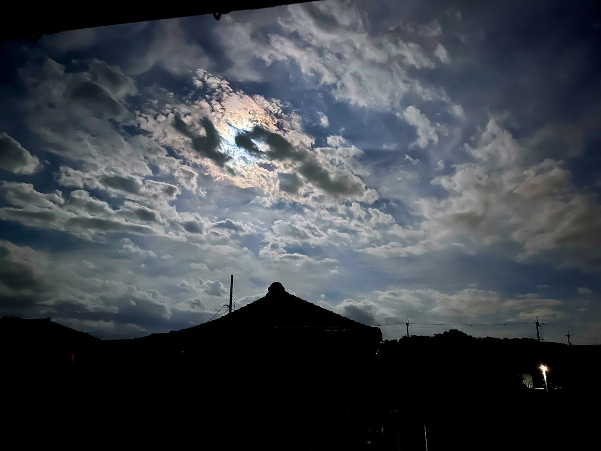 8月11日22時ごろの群雲と月