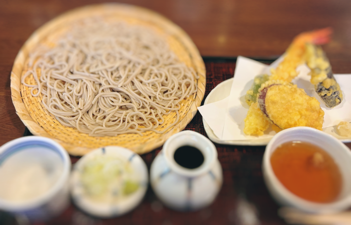 天ざるをいただく。本当は一つ椎茸の大きな天麩羅があったのだが、食べてしまってからまだ写真を撮っていないことに気がついてパチリとしました。