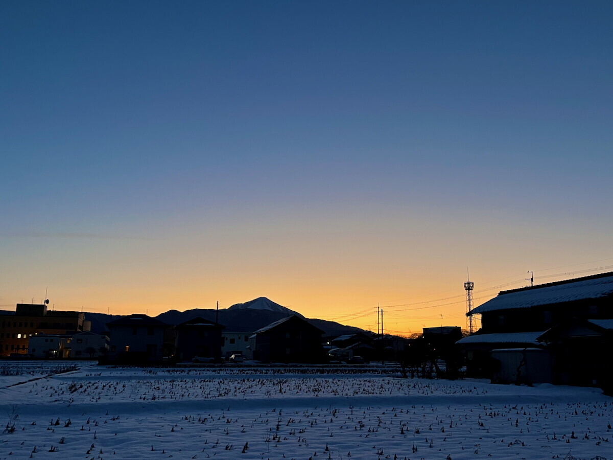 日の出前の空と伊吹山