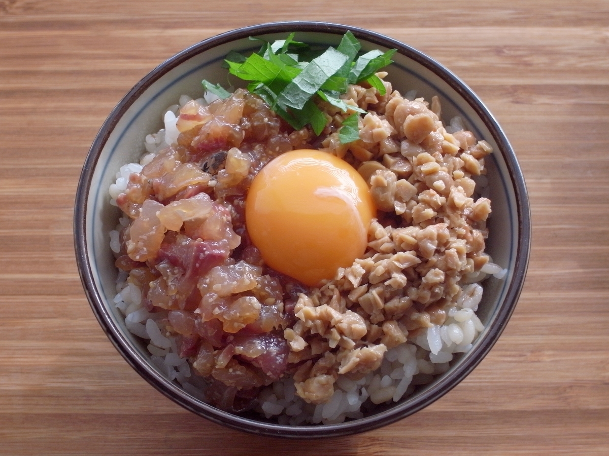 叩いて粘りが出たアジが納豆とすこぶる絡む アジ納豆丼 の作り方 ツジメシの付箋レシピ メシ通 ホットペッパーグルメ