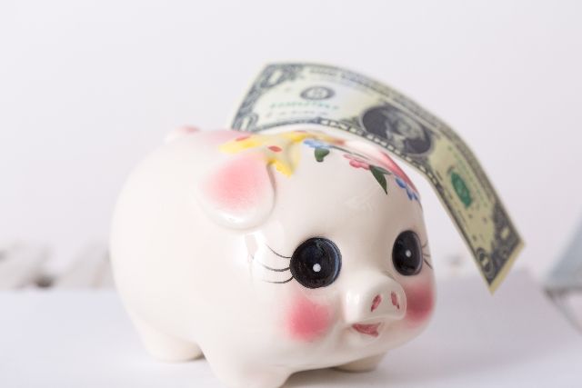 貯金箱と外国の紙幣