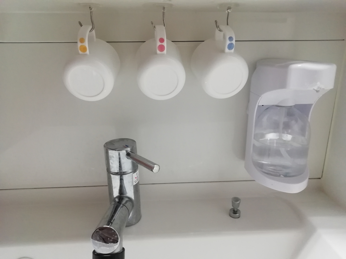 セリアのアイテムで洗面台の 浮かせる コップ 子育て シンプルライフ