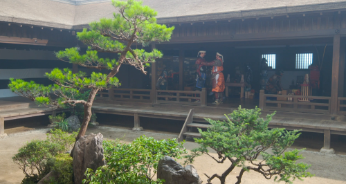 久々に芥川城で再会する松永久秀と明智十兵衛光秀