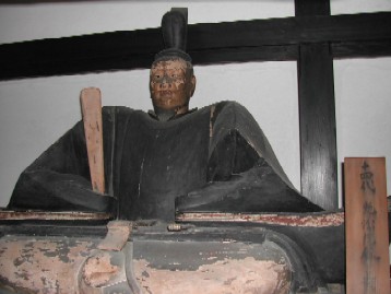 画像出典：Wikimedia Commons「Ashikaga yoshiteru.jpg」（足利義輝木像・等持院霊光殿所蔵）, Public domain, https://commons.wikimedia.org/wiki/File:Ashikaga_yoshiteru.jpg