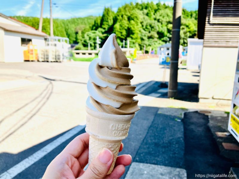 良寛牛乳の売店でソフトクリーム