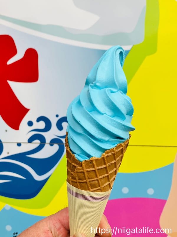 寺泊市場通り 青いソフトクリーム
