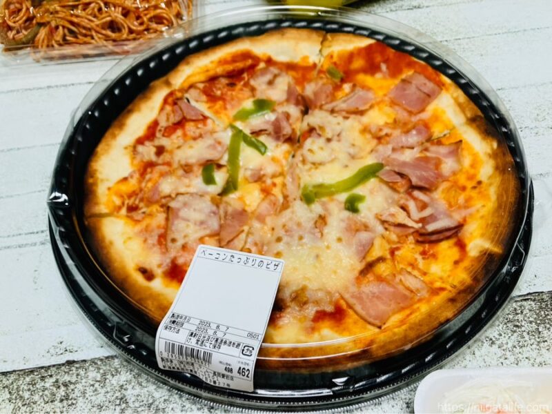 夏休みの昼ご飯・ラムーの激安ピザとナポリタン