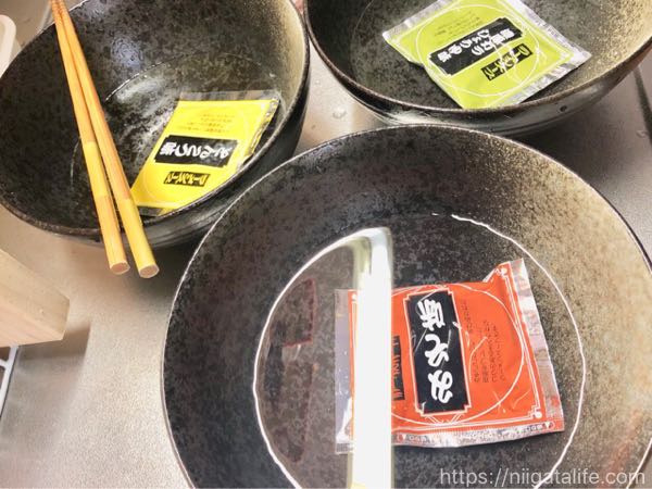 越後製菓の生麺で超本格的ラーメン！失敗しないコツは「少なめ」と「早め」