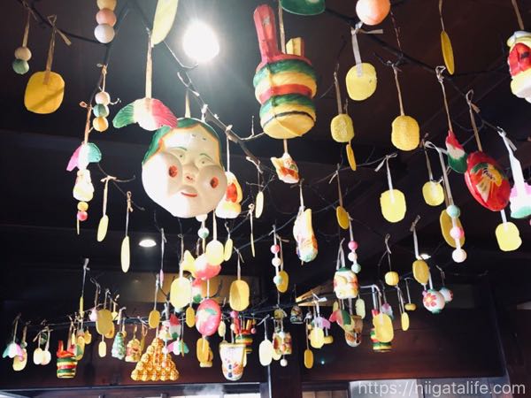 江口だんごの恵方巻大福。本店の節分の吊り下げ飾りやかまどの温もり