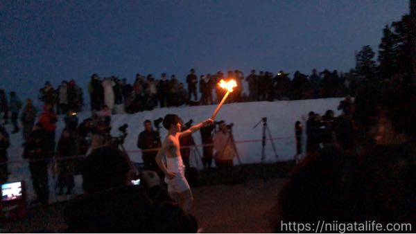 「古志の火まつり」で見た日本一の塞の神に感動！雪中花火と夜空に浮かぶスカイランタン