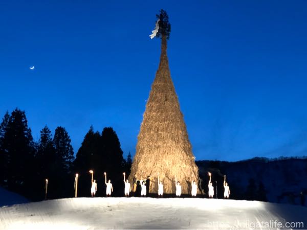 「古志の火まつり」で見た日本一の塞の神に感動！雪中花火と夜空に浮かぶスカイランタン