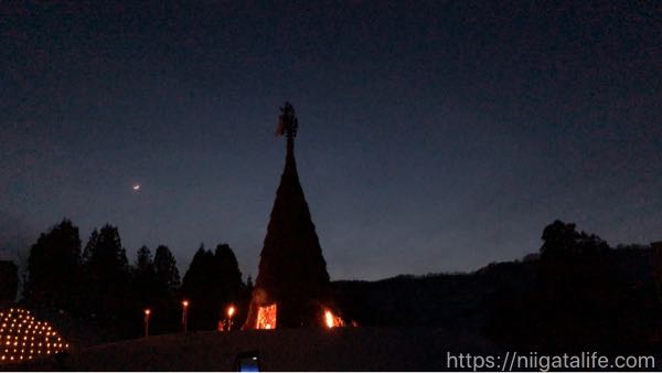 「古志の火まつり」で見た日本一の塞の神に感動！雪中花火と夜空に浮かぶスカイランタン