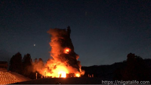 「古志の火まつり」で見た日本一の塞の神に感動！雪中花火と夜空に浮かぶスカイランタン